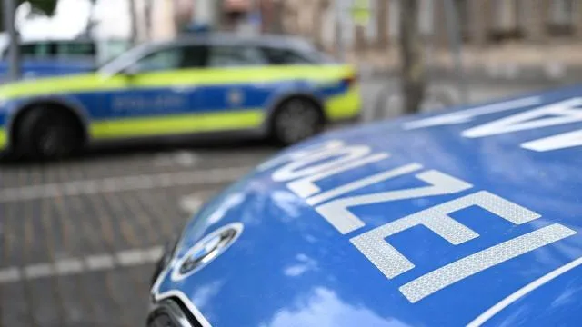 Täter flüchten: Teenager werfen Steine und treffen Passanten