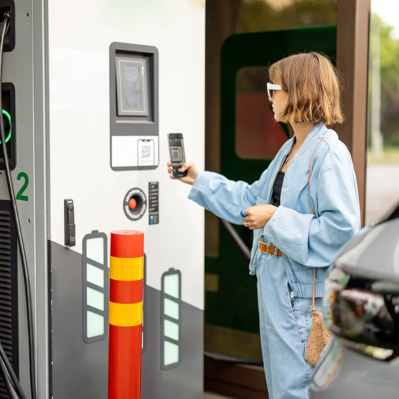 Actualité : Arnaque aux bornes de recharge : les QR codes continuent de faire des victimes en France, voici comment s’en protéger
