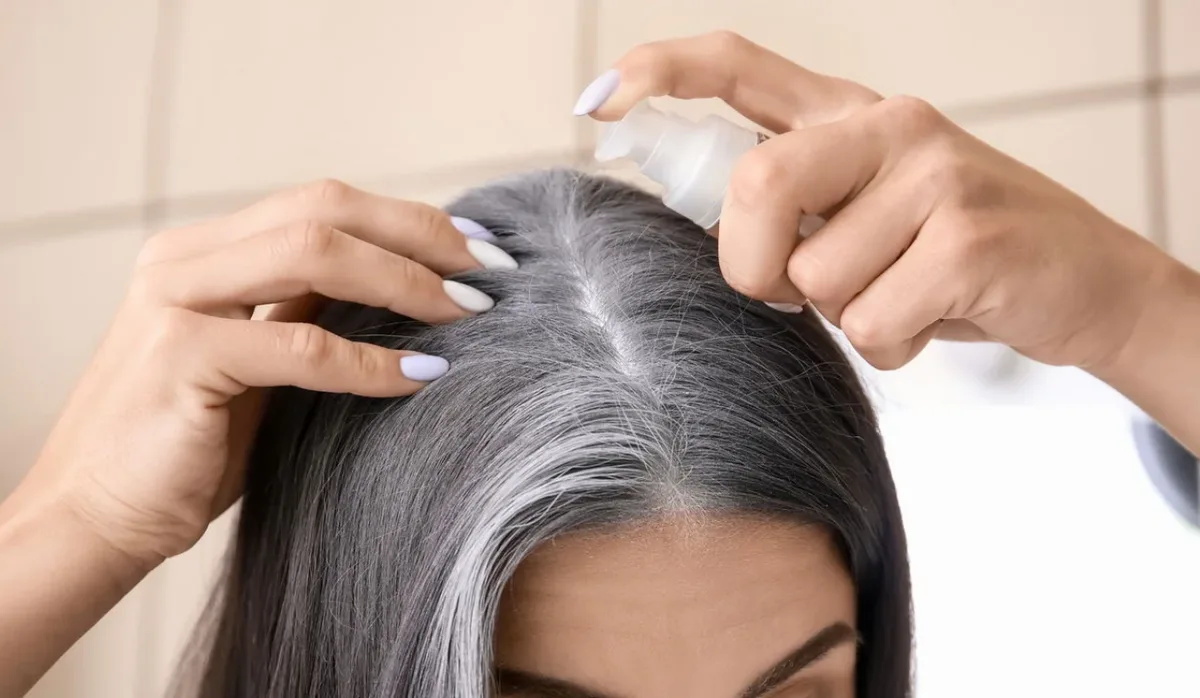 Evite gastar dinheiro no salão: como retocar a raiz do cabelo grisalho em casa
