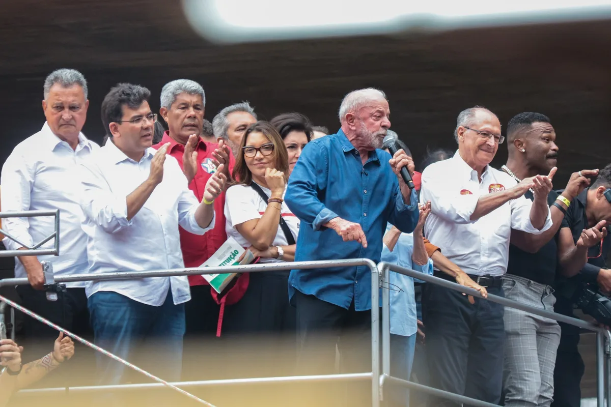 Lula faz ato na Paulista e pede que eleitores convençam quem não foi votar no 1º turno: 'Temos obrigação de conversar'