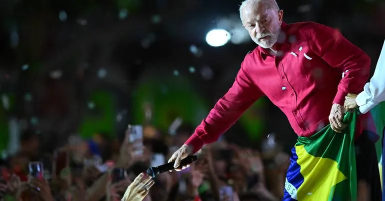 Lula aumenta Bolsa Família. Bolsonaro critica "desespero"