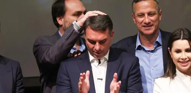Campanha de Flávio celebra Datafolha com cautela