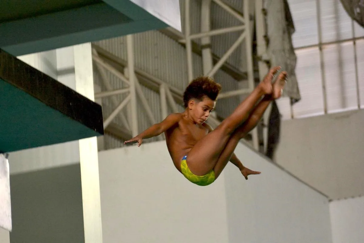 Ian Nava se lleva la medalla de plata desde el trampolín de 3 metros en el Campeonato Mundial Juvenil de Clavados