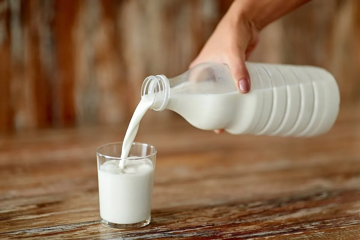¿Es segura la leche bronca para los niños? Los pediatras advierten sobre los riesgos