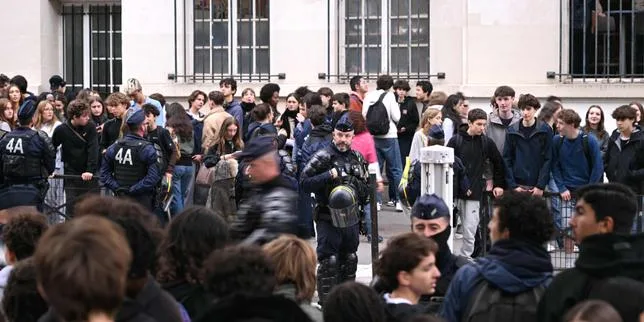 Le lycéen amputé d’une main à Lens « dément avoir ramassé la grenade » et « nie toute participation à des violences », affirme son avocate