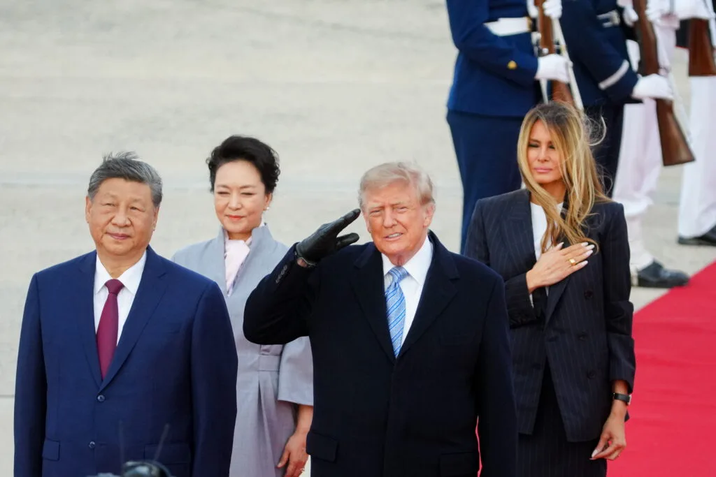 Trump recebe Xi à chegada a Washington para primeira visita de PR chinês numa década
