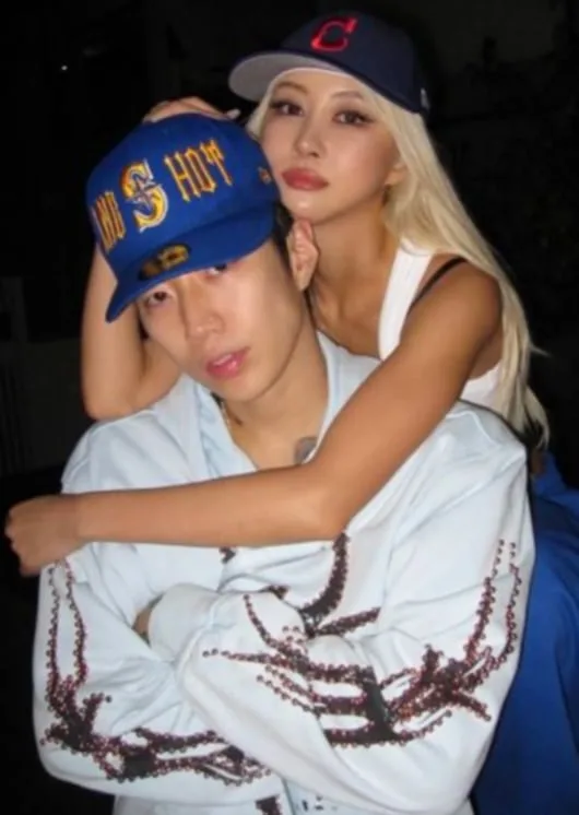 커플사진 그 후.."사랑스러워" 박재범♥다영, 열애설은? 직접 '부인'