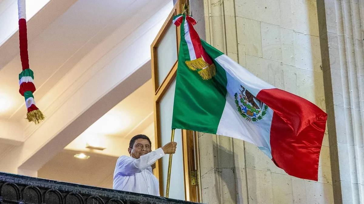 Salomón Jara politiza el Grito en Oaxaca: lanza vivas a Sheinbaum y la Cuarta Transformación
