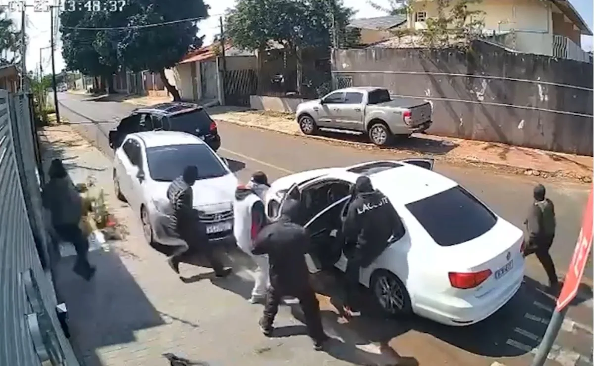 Vídeo chocante: quadrilha armada invade casa de família em plena luz do dia com fuzis e bloqueador de sinal no Paraná