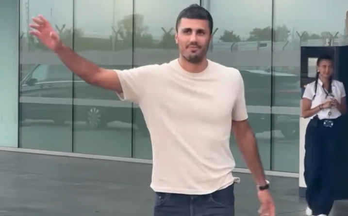 Após novela, Rodri chega a Barcelona para assinar contrato de quatro anos