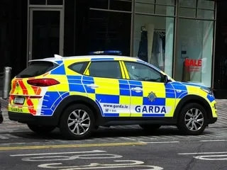 Accident à contresens en Irlande : cinq jeunes suivant cette mode des réseaux sociaux sont morts