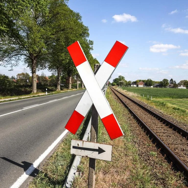 Nach erneutem Unfall - Polnische Lokführer protestieren mit Langsamfahren gegen ungesicherte Bahnübergänge