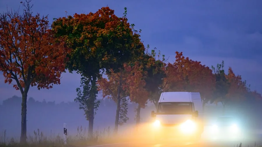 Durchblick und Sichtbarkeit: So kommen Autofahrer sicherer durch den Herbst