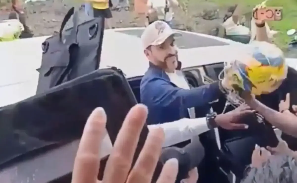 De la Espriella entrega balones en zona de desastre del terremoto en Colombia