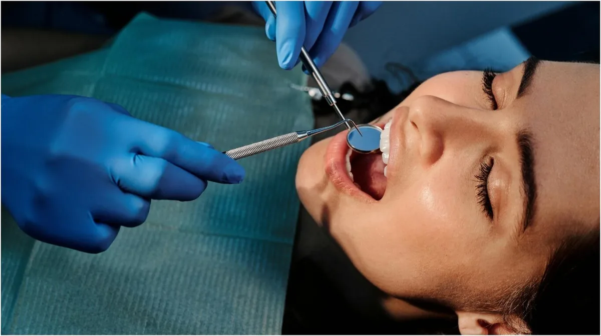 Un odontólogo le dejó clavada una aguja a una paciente durante una endodoncia y fue condenado a pagar casi $20 millones