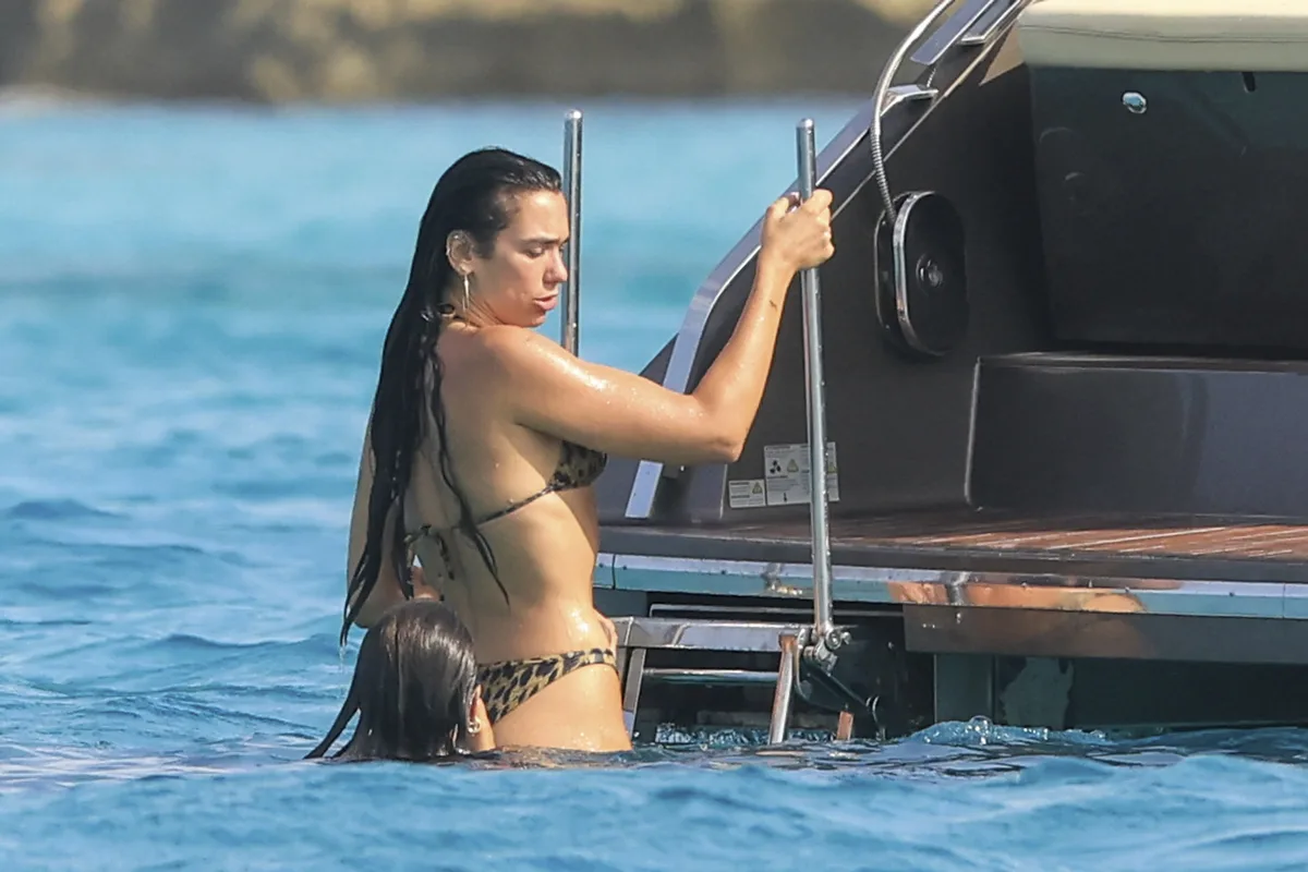 En fotos: de la previa del cumpleaños de Dua Lipa en Formentera a las polémicas sandalias invisibles de Margaret Qualley