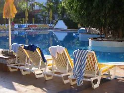 An Pool und Strand: Streit um Sonnenliege: Hotels dürfen Reservierung verbieten
