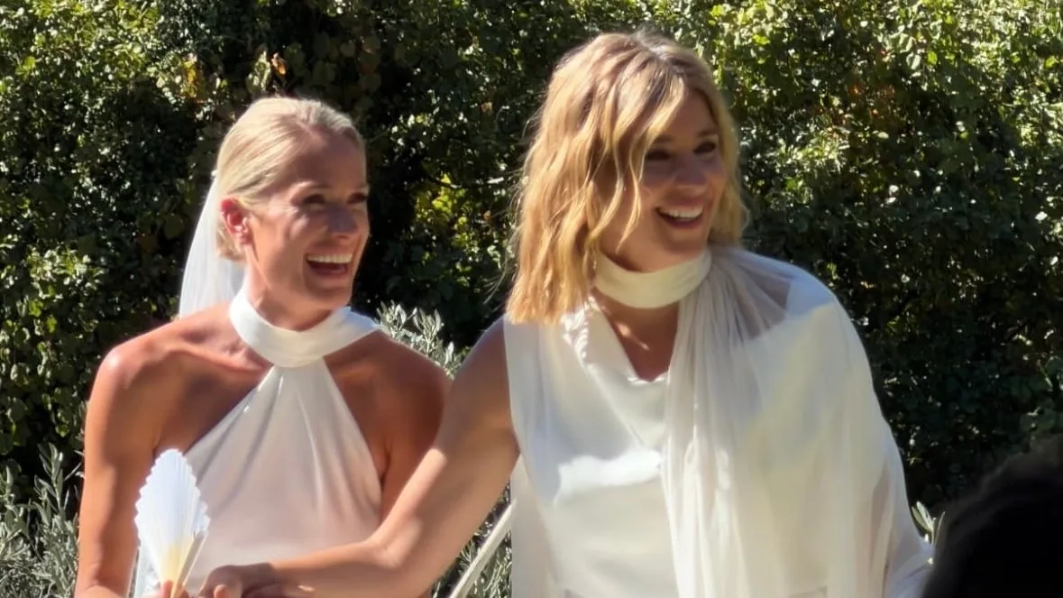 Todos los detalles de la boda de Sandra Barneda y Pascalle Paerel: vestidos ‘made in Spain’, el papel de sus padres y muchos rostros conocidos