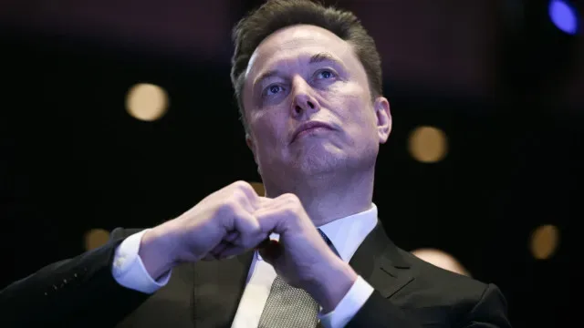 Volodymyr Zelensky condecora Elon Musk com Ordem da Liberdade