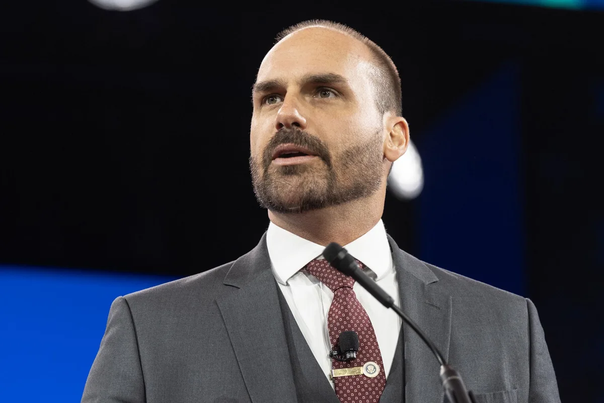 Un juez del Tribunal Supremo de Brasil emitió una orden de arresto contra Eduardo Bolsonaro, hermano de un candidato presidencial