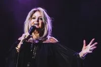 Corpo de Bonnie Tyler é velado mais de um mês após morte