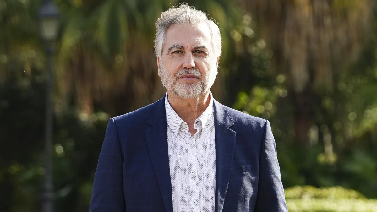 Carlos Alsina, 56 años: "Me llevo un año con mis 4 hermanos y vivíamos entre literas con mi abuela y mis padres"