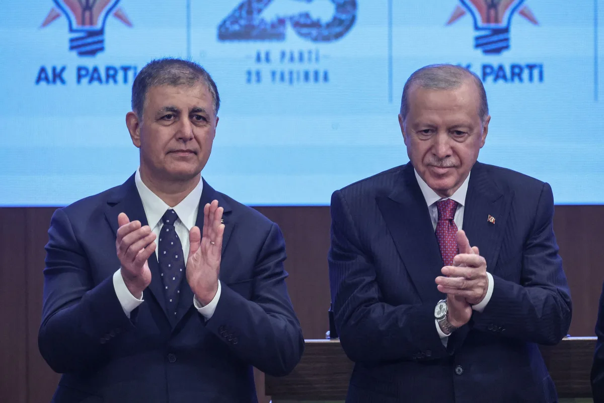 El alcalde opositor de Esmirna se pasa al AKP islamista de Erdogan