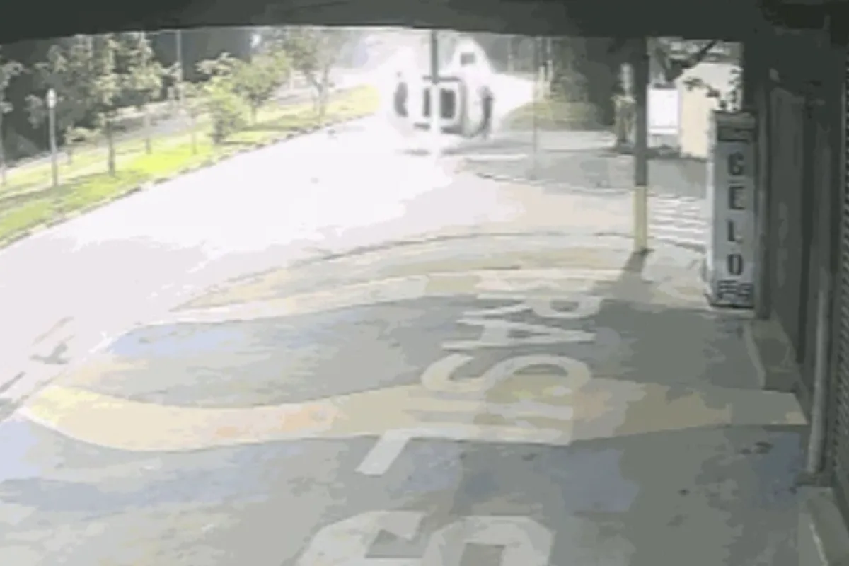 Motorista perde o controle, capota carro diversas vezes e atinge poste