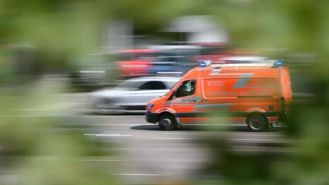 Mehrere Unfälle: Senior nach schief gelaufenem Ausparken schwer verletzt