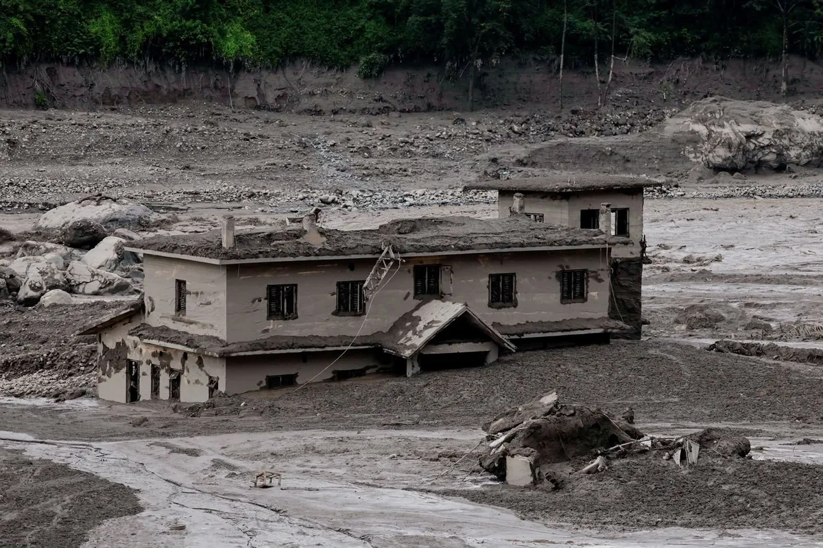 Una inundación repentina arrasó pueblos en la frontera de Nepal con China: 95 muertos y 384 turistas desaparecidos