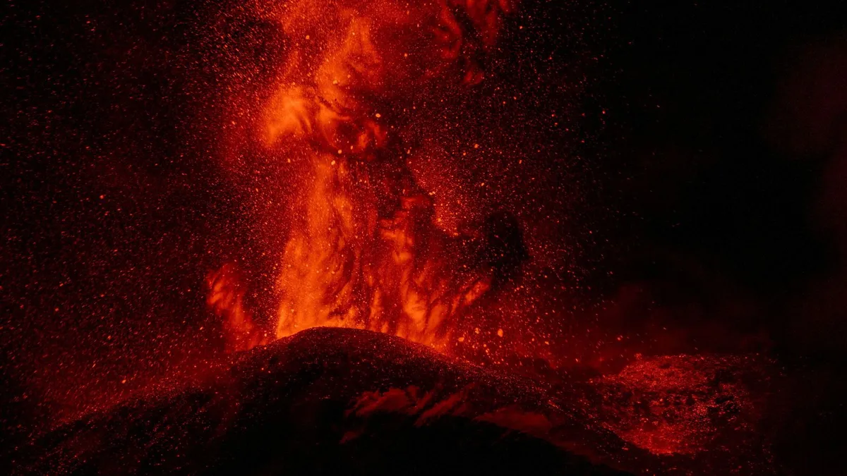 La nueva actividad eruptiva del Etna obliga a limitar la llegada de vuelos en el aeropuerto de Catania (Italia)