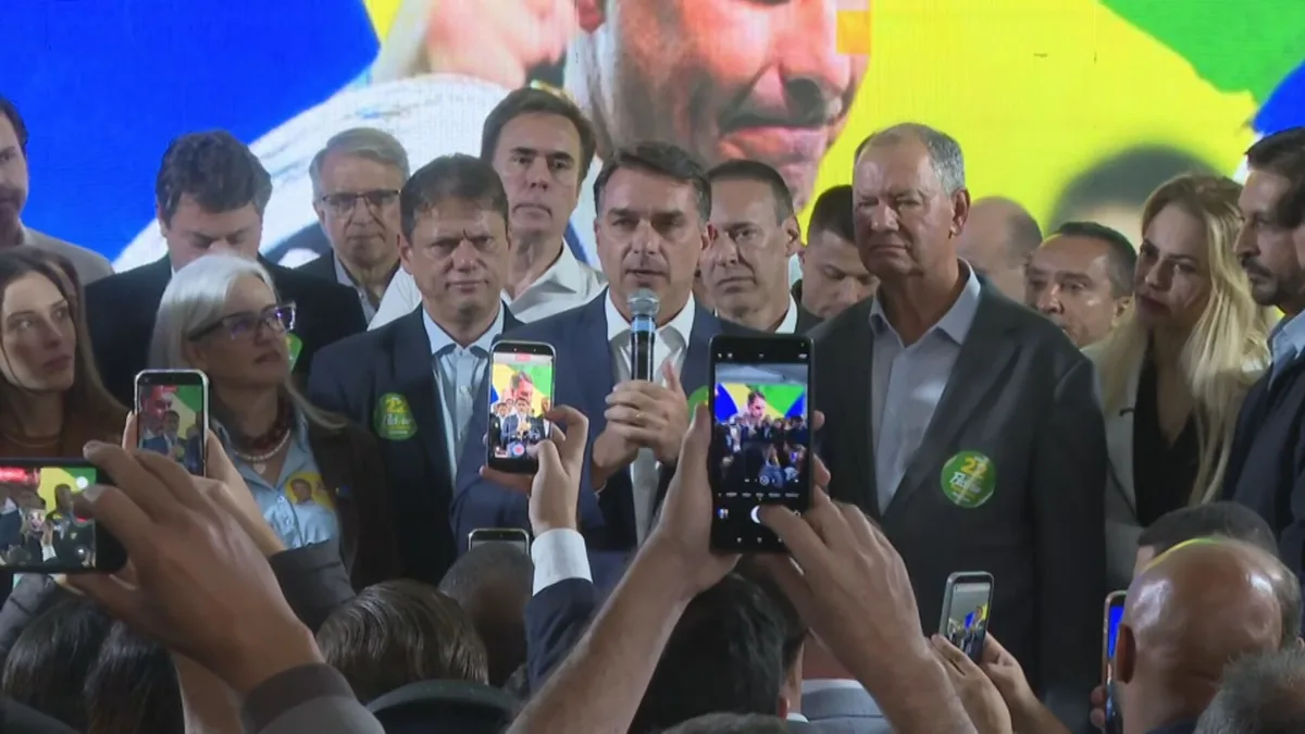 Em evento em que MDB formaliza apoio majoritário a Flávio Bolsonaro, candidato diz que não vai a debate no domingo e avalia o próximo
