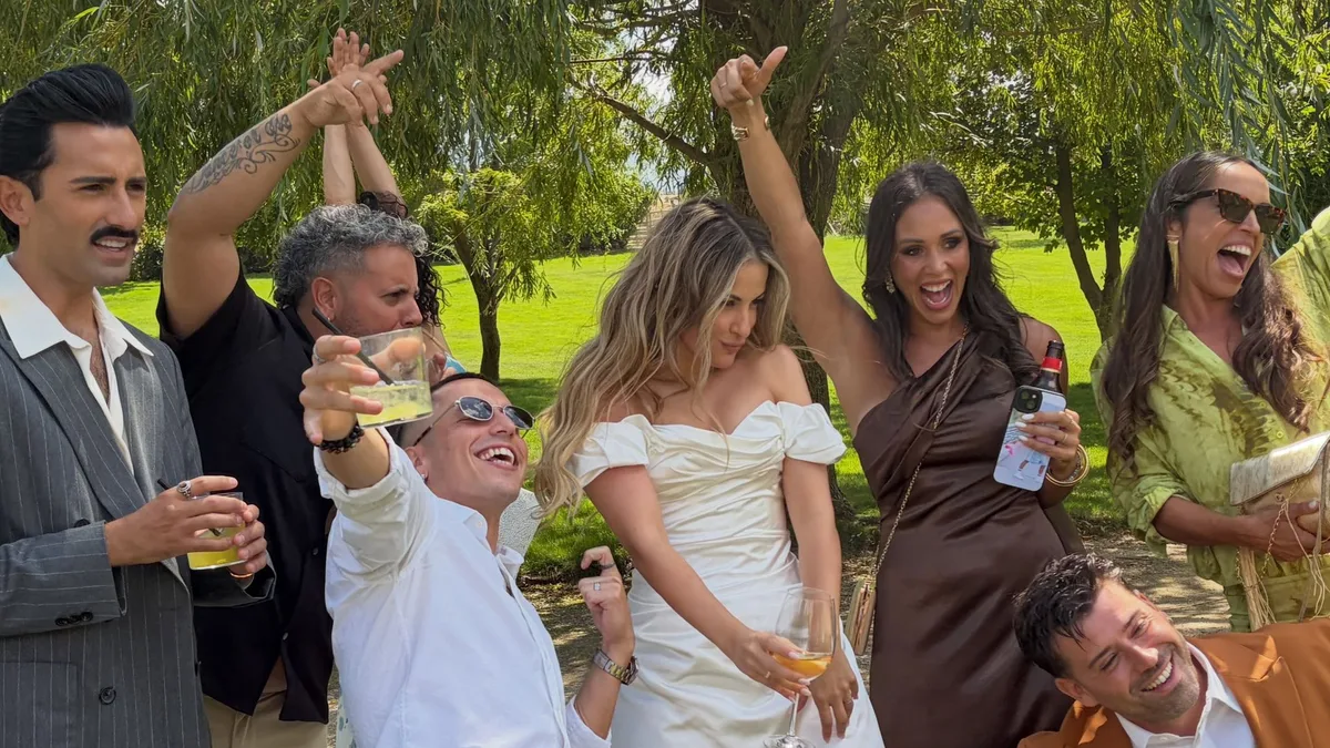Así ha sido el divertido reencuentro de 'OT' y 'Fama, ¡a bailar! en la boda de Vicky Gómez y Eduardo Monreal