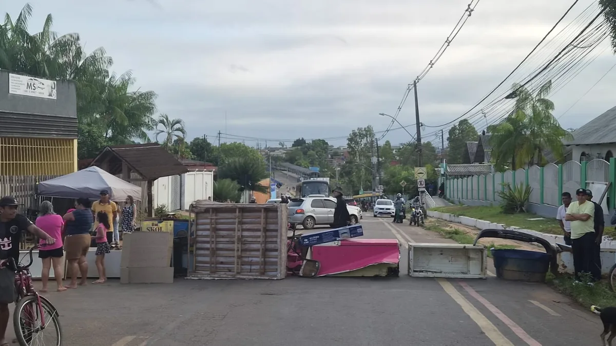 Moradores protestam por pavimentação de ruas e bloqueiam trecho de estrada em Rio Branco