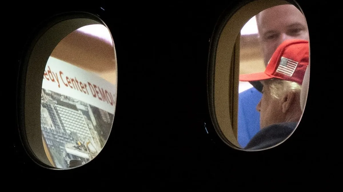 Des photos de l'AFP montrent Donald Trump en train de regarder un panneau semblant évoquer une démolition du Kennedy Center