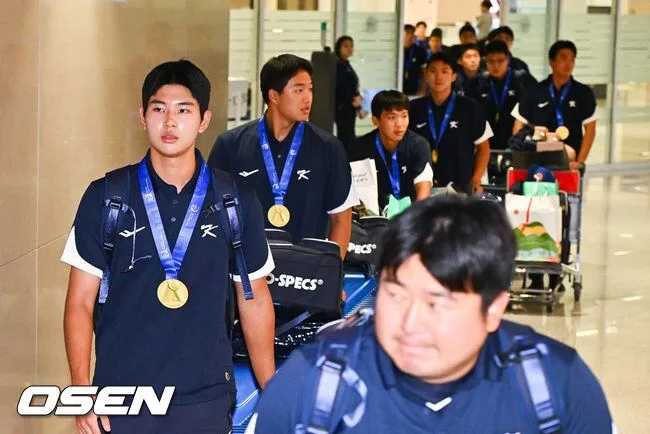 [사진]우승 메달 걸고 입국하는 MVP 하현승