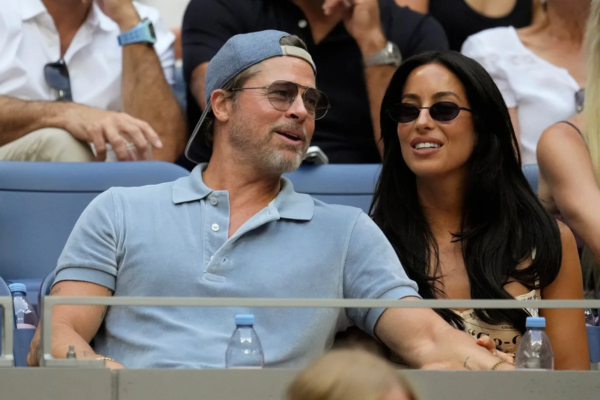 Furor por el “vestido periódico” en el US Open: la moda a la que se sumó Inés de Ramón, la novia de Brad Pitt