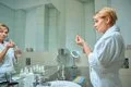 Terapia hormonal para la menopausia: la diferencia entre tomarla por vía oral o a través de la piel