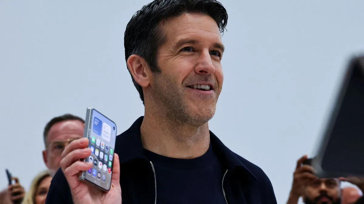 John Ternus, nuevo CEO de Apple, sobre la llegada de dispositivos de IA y el iPhone: "El teléfono no va a perder importancia"