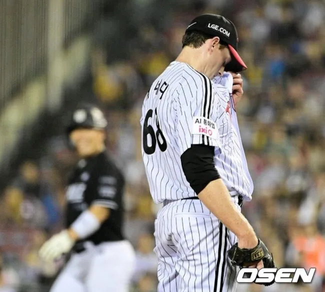 데뷔전 공 4개로 병살 삭제→볼넷 볼넷 볼넷 '3실점' 자멸…203cm 외인 투수, 2연투에 멀티 이닝은 무리였나