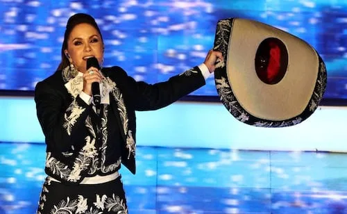 El calor y un mareo tumbaron a Lucero, la cantante ofreció sentada parte de su concierto junto a Mijares