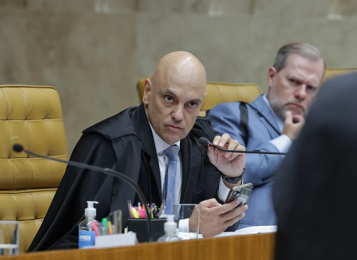 Moraes manda Exército destruir armas de Bolsonaro