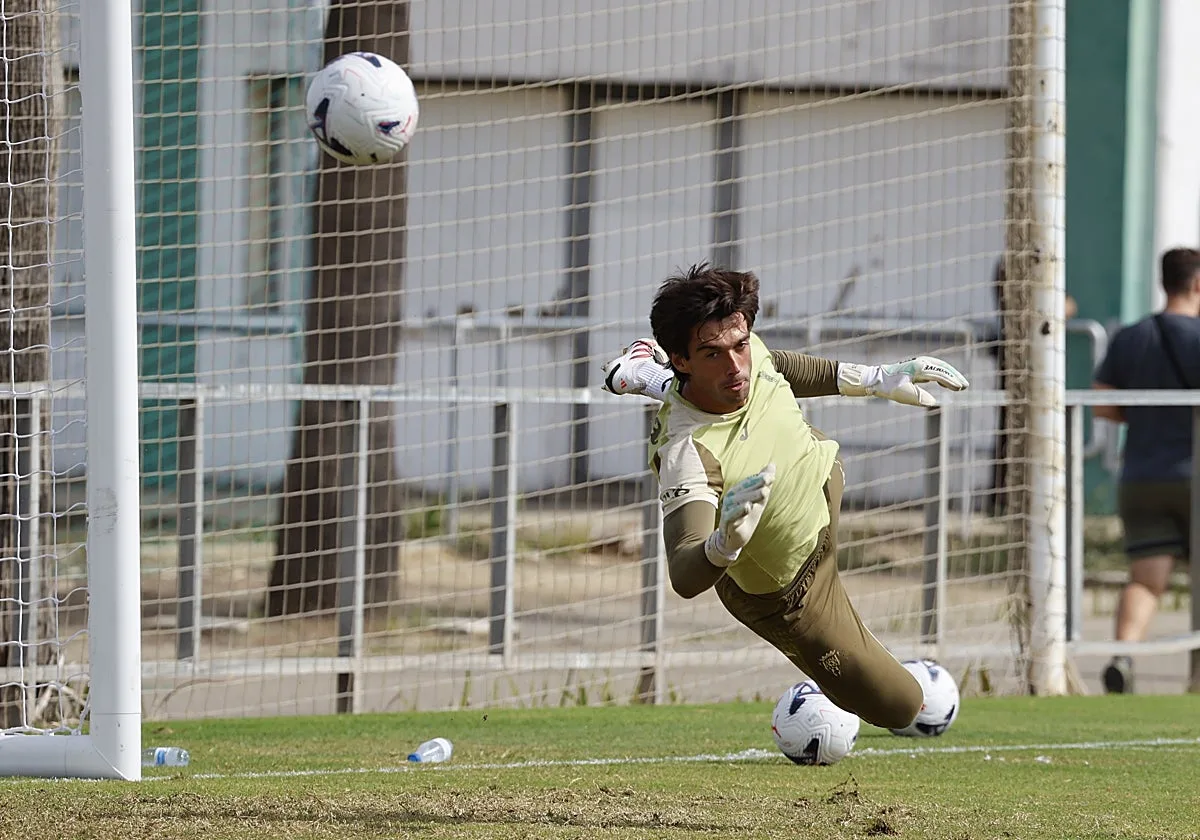 El Córdoba CF vuelve a la casilla de salida con Iker Álvarez en una portería que no encuentra soluciones