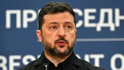 Volodymyr Zelensky estime qu'organiser des élections en temps de guerre provoquerait "un tsunami" qui "fracturerait l'Ukraine"