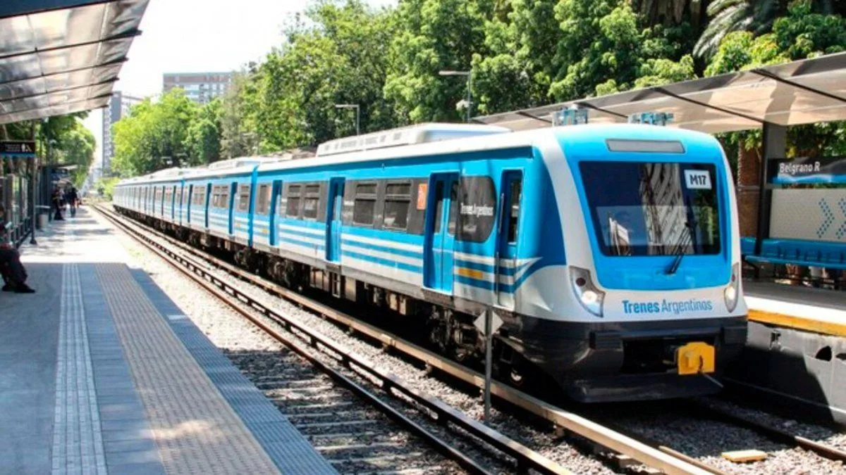 El tren Sarmiento no se detiene en la estación Liniers: una mujer fue arrollada por una formación y trabaja la policía en el lugar