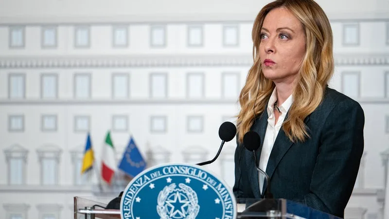 160 euros économisés par automobiliste: sous la pression de l’extrême droite, Giorgia Meloni supprime "l’une des taxes les plus détestées" d'Italie à un an des élections