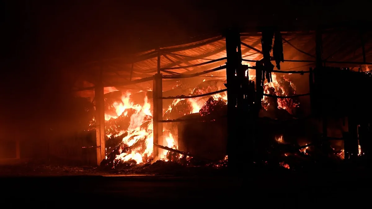 Millionenschaden! Kripo ermittelt - Flammen fressen Bauernhof-Halle