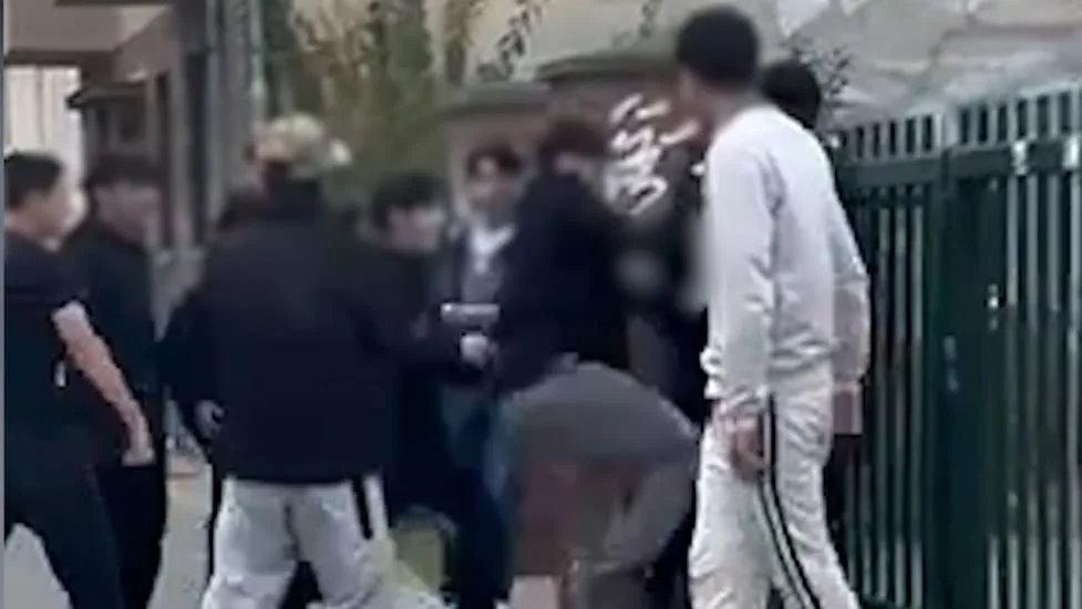 Der Angriff im Video - Mitschüler prügeln Jungen krankenhausreif