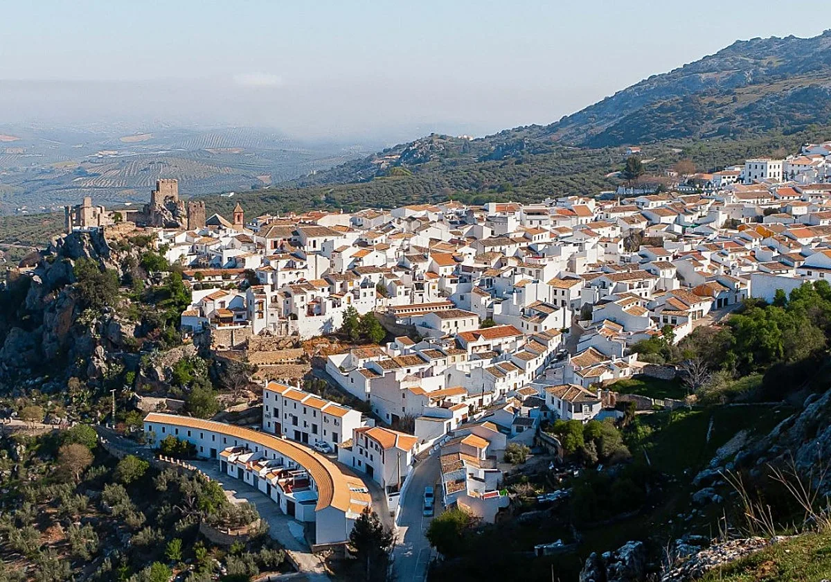 El pueblo medieval de Andalucía ideal para una escapada de final de verano: piedra, historia y noches frescas