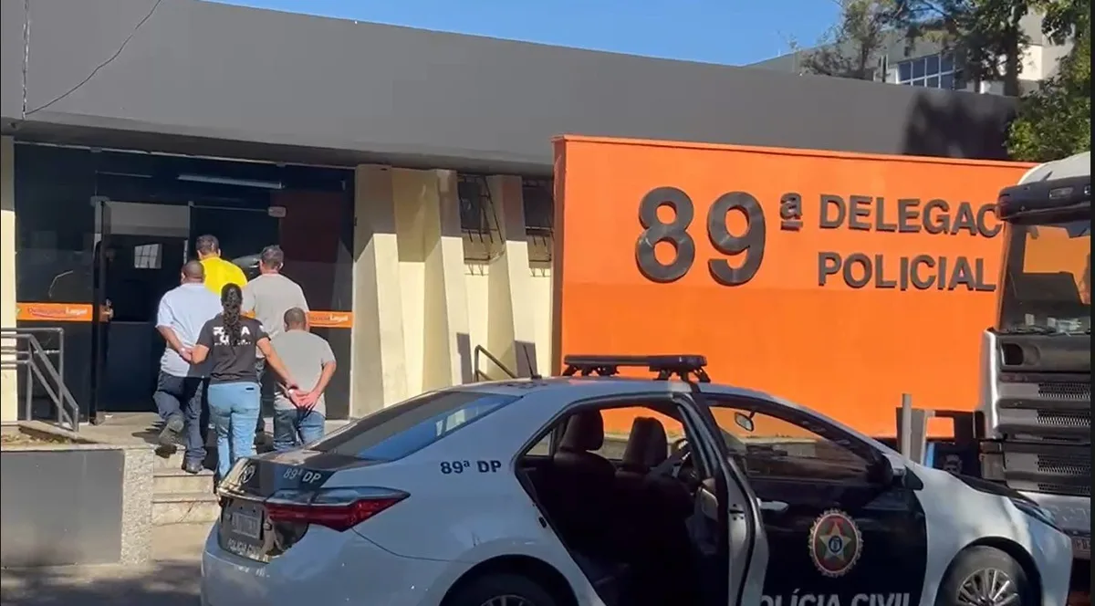 Quadrilha suspeita de desviar mercadorias de empresa de papelaria é presa em Resende